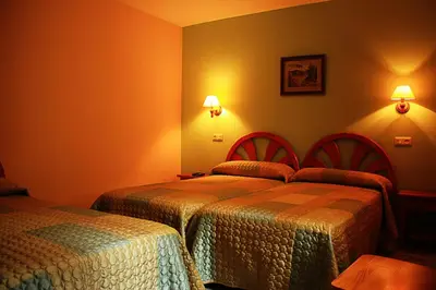 Cama o camas de una habitación en Hostal Casa Lacreu