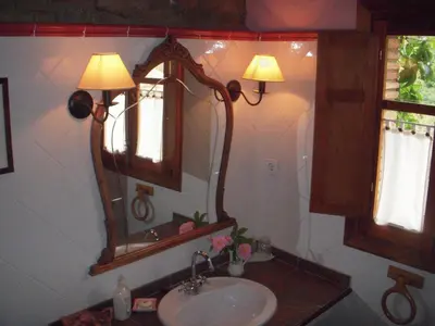 Un baño de Les Velles Escoles