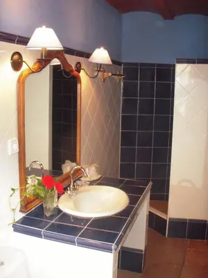 Un baño de Les Velles Escoles