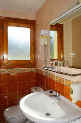 Un baño de HOSTAL RIO ARA BELLOSTA by Vivere Stays