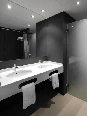 Un baño de Hotel Cienbalcones