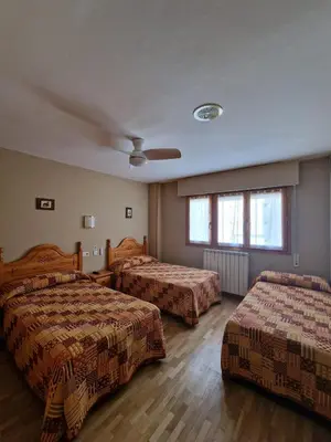 Cama o camas de una habitación en Hostal Valle De Tena