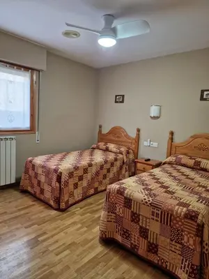 Cama o camas de una habitación en Hostal Valle De Tena