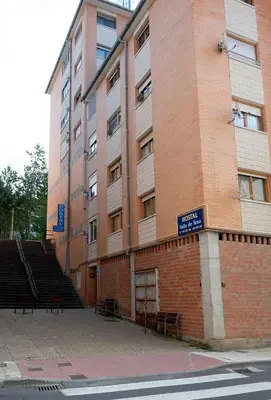 Edificio en el que se encuentra el hostal o pensión