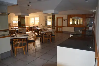 Un restaurante o sitio para comer en Hotel Brujas De Irues