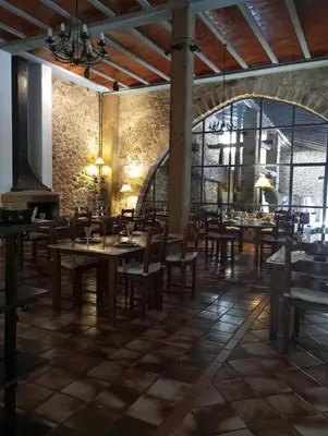 Un restaurante o sitio para comer en Complejo Molí de L'Hereu