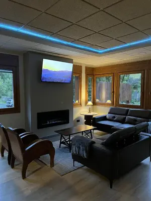 Una televisión o centro de entretenimiento en Hotel Els Encantats