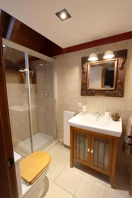 Un baño de Charming Escarrilla