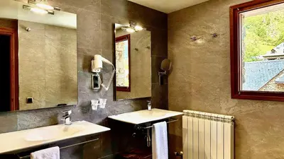 Un baño de Hotel L'Aüt