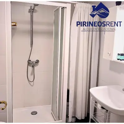 Un baño de Apartamentos Pirineos Rent