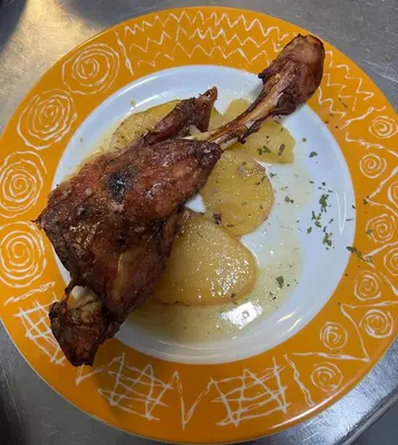Comida en o cerca de este hotel