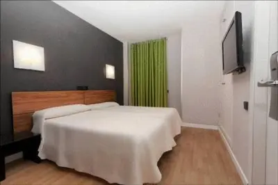 Una televisión o centro de entretenimiento en Hospedium Hostal Un Punto Chic