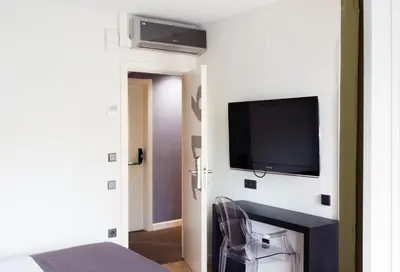 Una televisión o centro de entretenimiento en Hospedium Hostal Un Punto Chic
