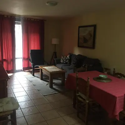 Una televisión o centro de entretenimiento en apartamentos turisticos san juan de la peña