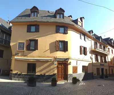 Edificio en el que se encuentra el hostal o pensión