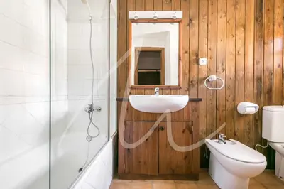 Un baño de Nin de Beret by SeaMount Rentals