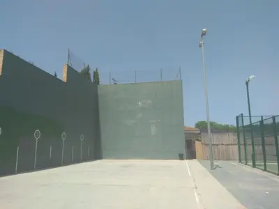 Instalaciones para jugar a tenis o squash en Ca La Serrana o alrededores