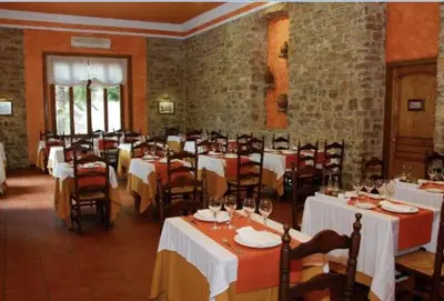 Un restaurante o sitio para comer en Hotel Balneari de Vallfogona de Riucorb
