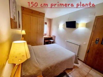 Una televisión o centro de entretenimiento en Hotel Seixes y Apartamento Bagergue