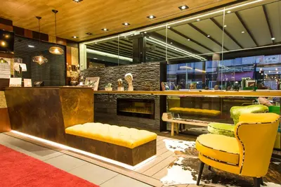 El salón o zona de bar de Alojamientos Ainsa Sanchez