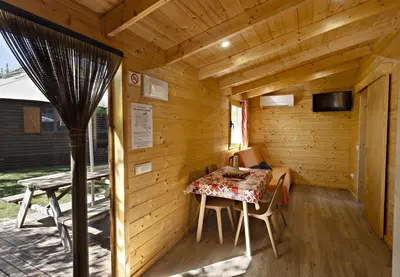 Una televisión o centro de entretenimiento en Bungalows - Càmping El Solsonès