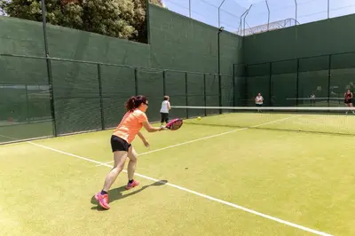 Instalaciones para jugar a tenis o squash en Bungalows - Càmping El Solsonès o alrededores
