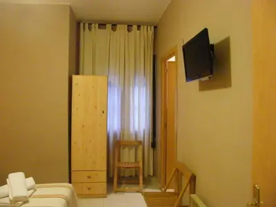 Una televisión o centro de entretenimiento en Pensión Corona