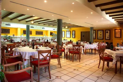 Un restaurante o sitio para comer en Hotel Villa de Alquézar