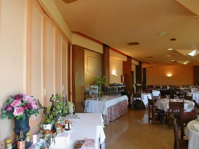 Un restaurante o sitio para comer en Hotel Rey Sancho Ramírez Somontano SL