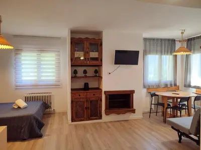 Una televisión o centro de entretenimiento en Apartamentos 3000 Formigal