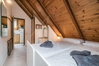 Cama o camas de una habitación en Brahets by SeaMount Rentals