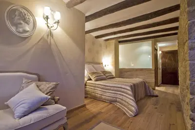 Zona de estar de Hotel Boutique Real Posada De Liena con jacuzzi en 