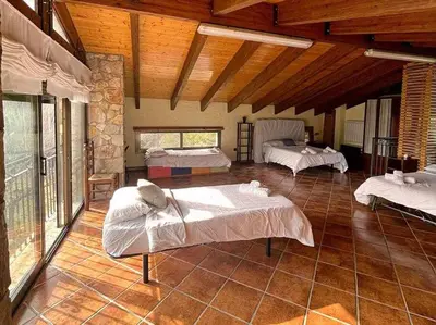 Cama o camas de una habitación en Masía de piedra con piscina