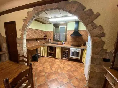 Una cocina o zona de cocina en Masía de piedra con piscina