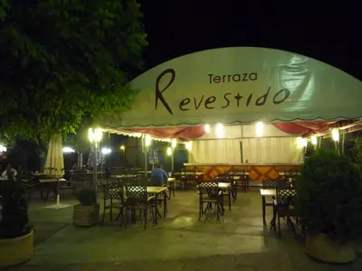Un restaurante o sitio para comer en Hotel Restaurante Revestido