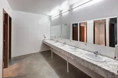 Un baño de Alberg Les Estades
