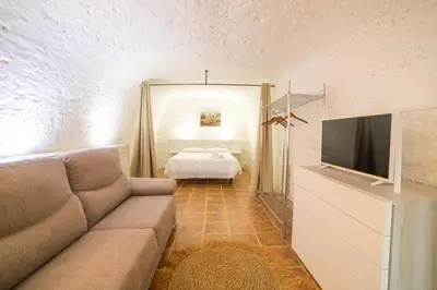 Una televisión o centro de entretenimiento en Cuevas de las Bardenas
