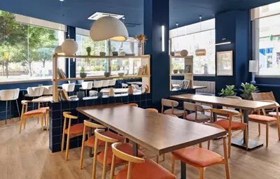 Un restaurante o sitio para comer en B&B HOTEL Zaragoza Centro