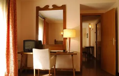 Una televisión o centro de entretenimiento en Hotel Pirineos