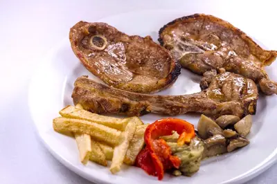 Comida en o cerca de este hotel
