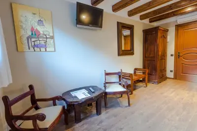 Una televisión o centro de entretenimiento en Hotel Flor De Neu