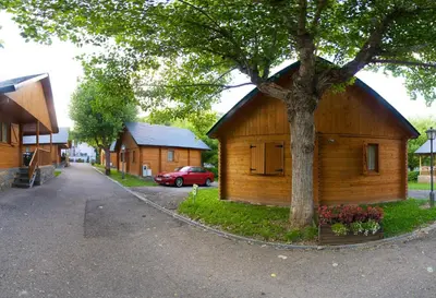 El barrio de los alrededores o un barrio cerca de este camping