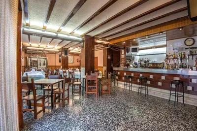 Un restaurante o sitio para comer en Hostal Restaurante El Castillo
