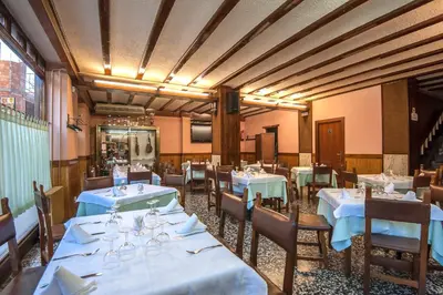Un restaurante o sitio para comer en Hostal Restaurante El Castillo