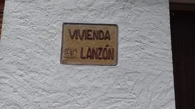 Certificado, premio, señal o documento que está expuesto en Vivienda Lanzón