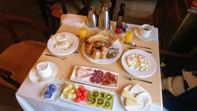 Comida en o cerca de este hotel