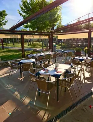 Un restaurante o sitio para comer en Bungalowpark Isábena