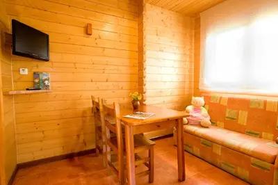 Una televisión o centro de entretenimiento en Bungalows La Borda d´Arnaldet