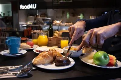 Comida en o cerca de este hotel