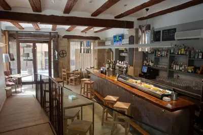 El salón o zona de bar de Hospederia Chapitel